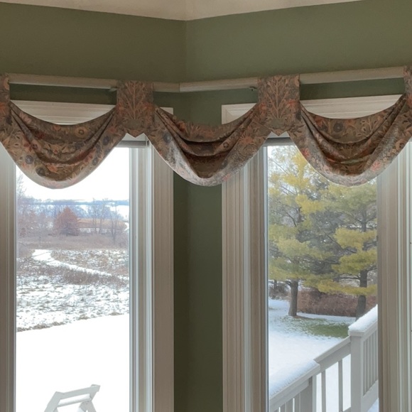 Custom Draperies Swags and Jabots - Picture 10 of 11